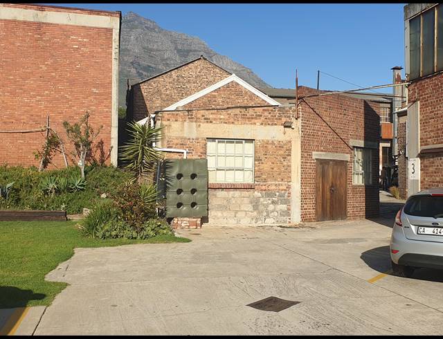 129M² WORKSHOP RENTED IN OBSERVATORY